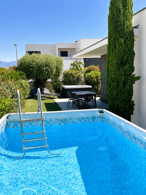 Villa with Hot Tub, Pool, Air Conditioning, Wi-Fi, Parking, Golf Course & Lake