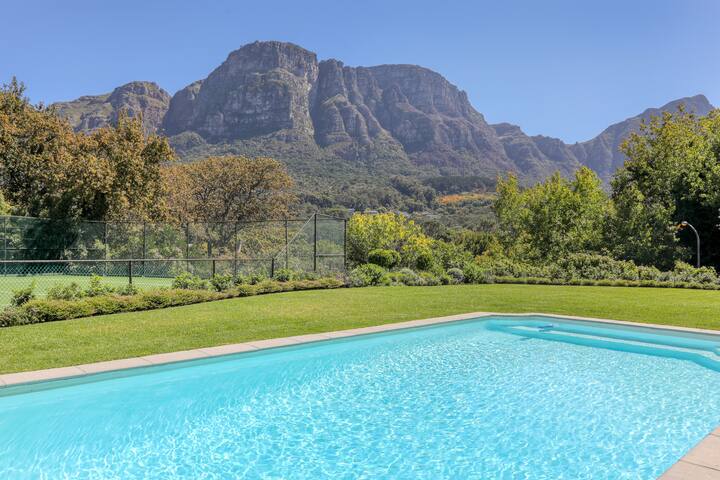 Magnificent family home in leafy Bishopscourt gallery image 2