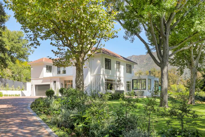 Magnificent family home in leafy Bishopscourt