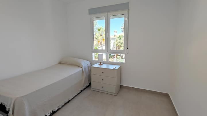 Dormitorio doble con dos camas individuales, una de ellas cama nido, ventilador de techo y amplio armario. Si se necesita la cama nido, se sacará para que el inquilino la encuentre montada y a su disposición.