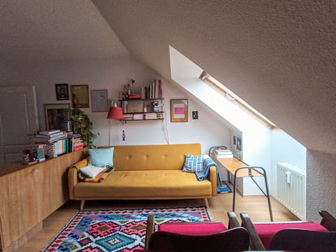 Erfolgreiche Airbnb-Immobilie: Charming attic apartment, close to the city center in Volkmarsdorf