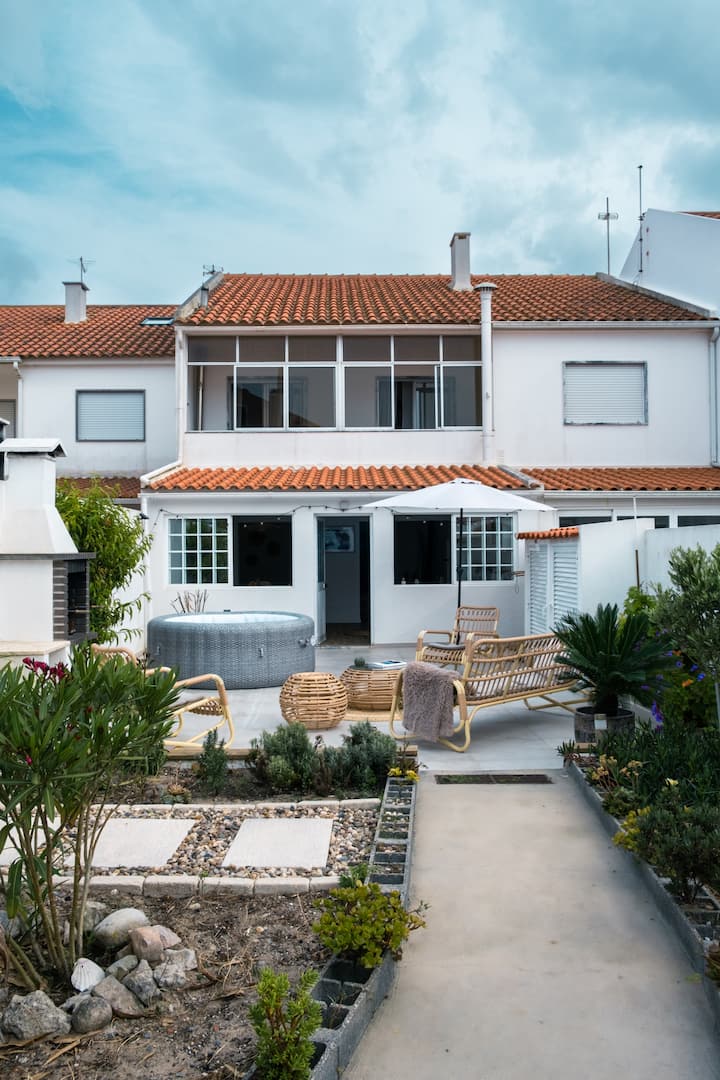 MyTide BeachHouse • 150m to Ocean • Private Garden
