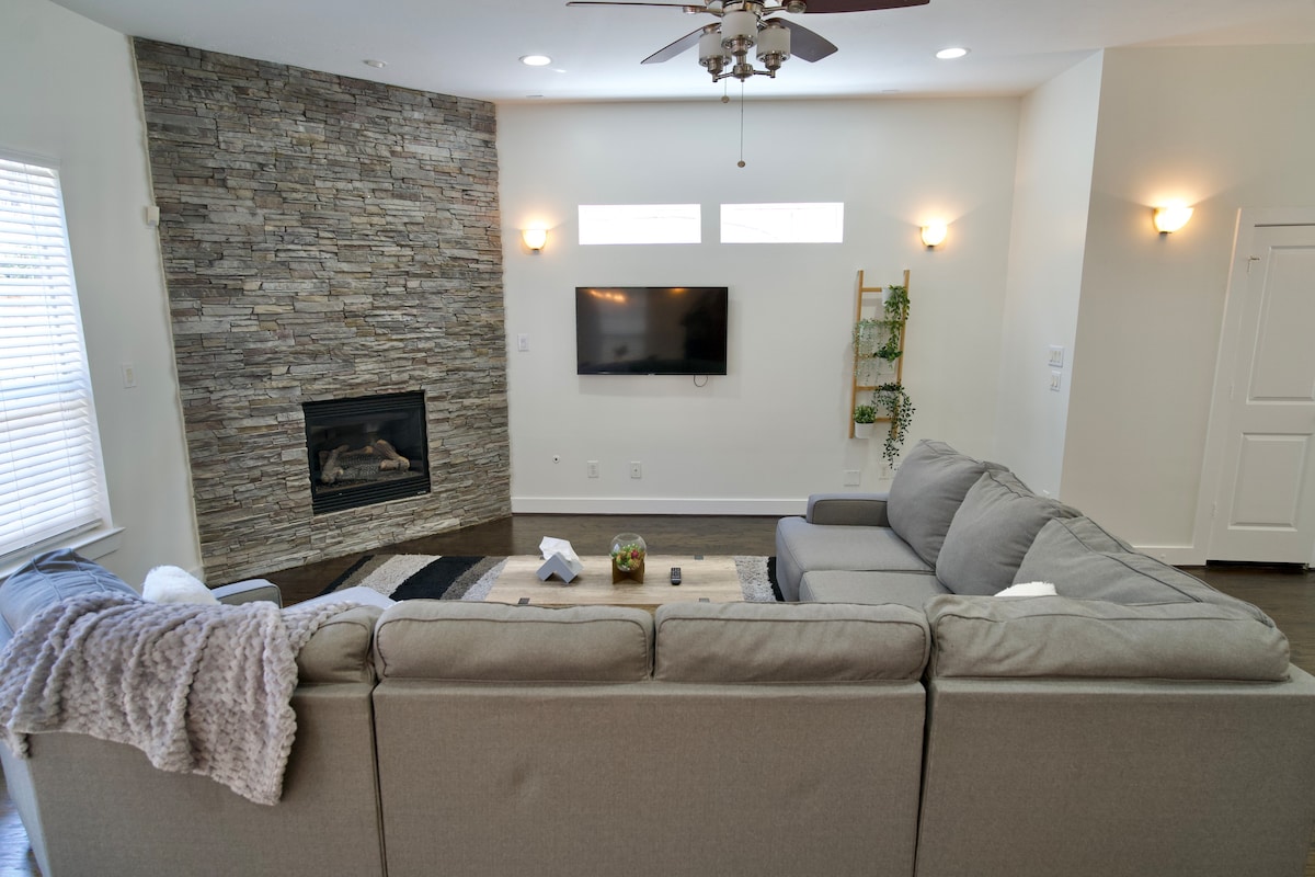 Successful Airbnb property: Modern Home near MedCenter/NRG/Galleria/Downtown in Willow Meadows / Willowbend Area