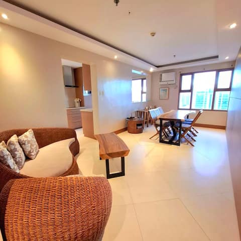 StayLuxia King 4BR3BA Balcony Bayview Pool Netflix