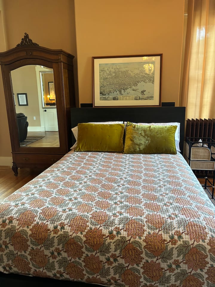 镜面复古衣橱里放着您的衣服，一个大型媒体单元有大量的架子，可以保持您的物品整洁。 床是陶艺谷仓的全新「紫色」床垫。