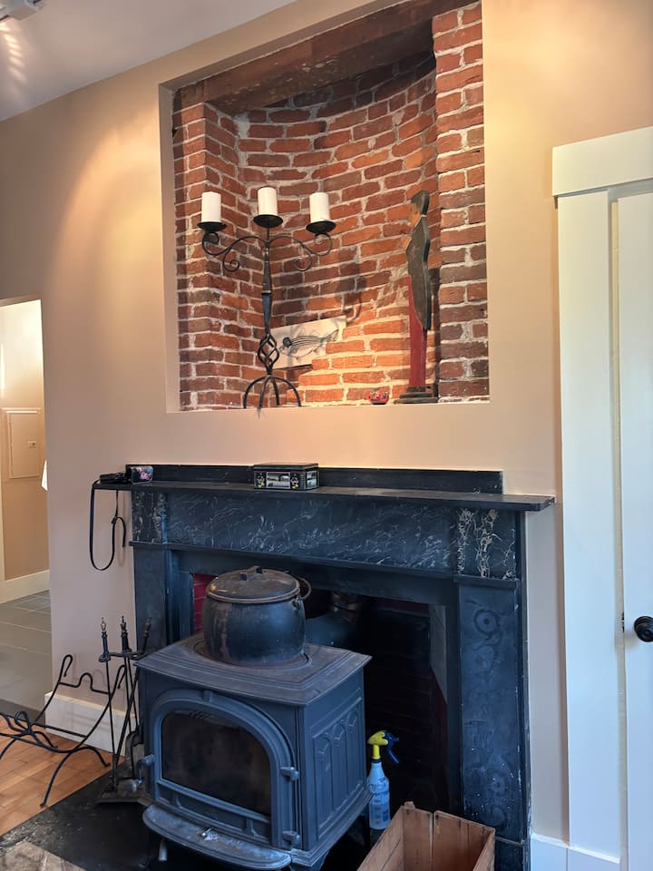 这是最舒适、最安全的柴炉。 Jötul。冬天，我们将为您提供一捆木材。