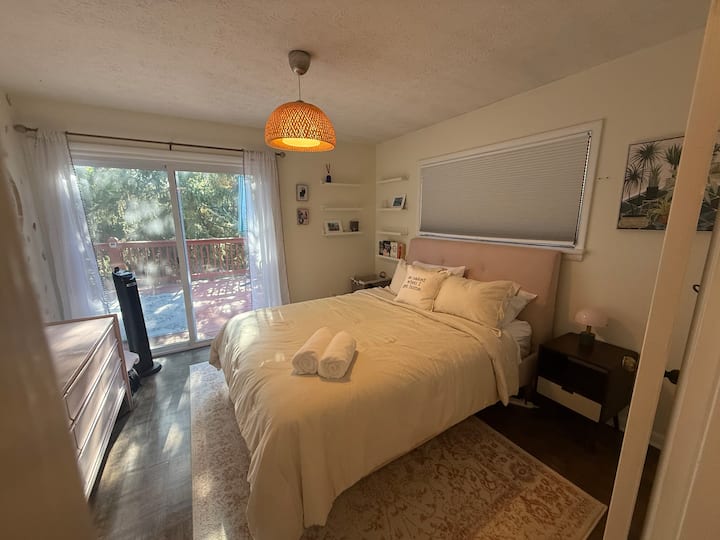 ห้องนอนที่ 2 มีเตียงควีนไซส์ ตู้ลิ้นชักขนาดใหญ่ และตู้เสื้อผ้าเต็มรูปแบบ ห้องน้ำเต็มรูปแบบตั้งอยู่ใกล้กับโถงทางเดิน และทางเข้าดาดฟ้าชั้นบนตั้งอยู่ในห้องนี้และห้องหลัก 