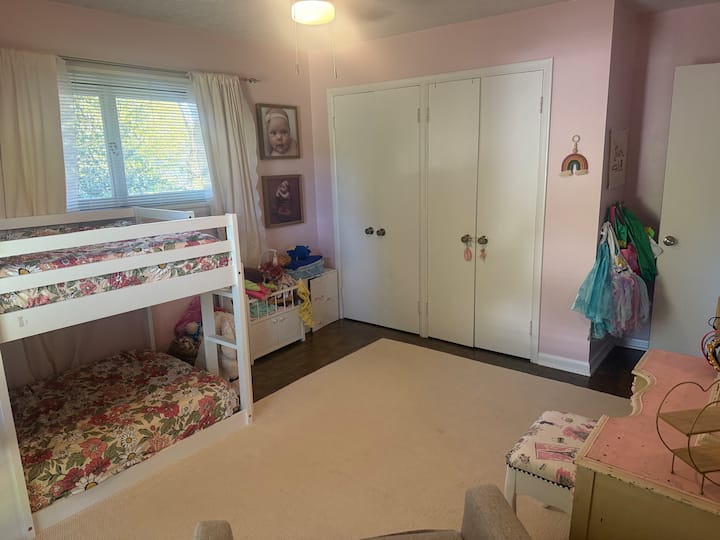 ในฐานะที่อยู่อาศัยหลักของเรา ห้องนี้เหมาะสำหรับเจ้าหญิงที่มีตุ๊กตาและของเล่นมากมาย ทั้งหมดสามารถถอดออกได้ง่ายตามคำขอ