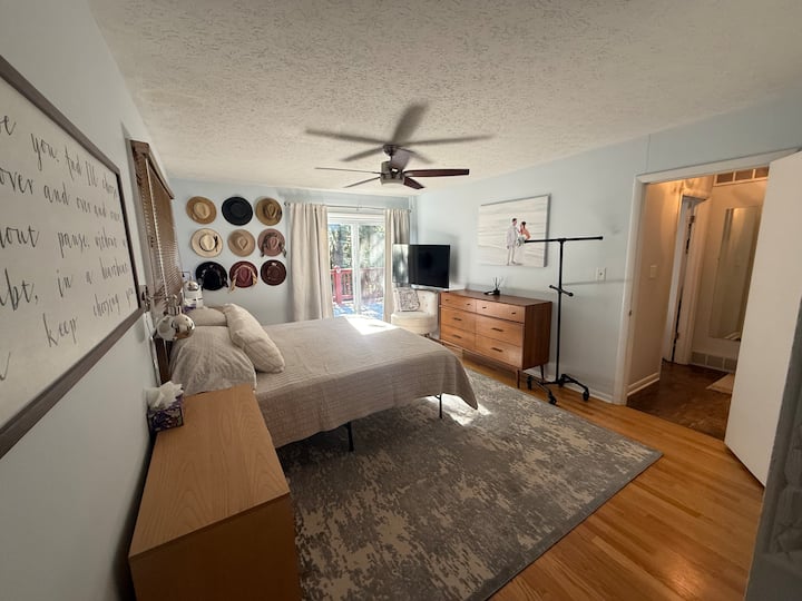 ห้องสวีทหลักที่น่าอยู่ ผ่อนคลายบนที่นอนคิงไซส์ของ Casper และเพลิดเพลินกับกาแฟยามเช้าจากดาดฟ้าชั้นบน พร้อมอ่างน้ำร้อนสปาที่ติดกันเพื่อเตรียมความพร้อมสำหรับวันของคุณอย่างสะดวกสบาย 
ยืมหรือสวมใส่หมวกหรือเครื่องประดับจากคอลเล็คชั่นของเจ้าของบูทีคได้เสมอ