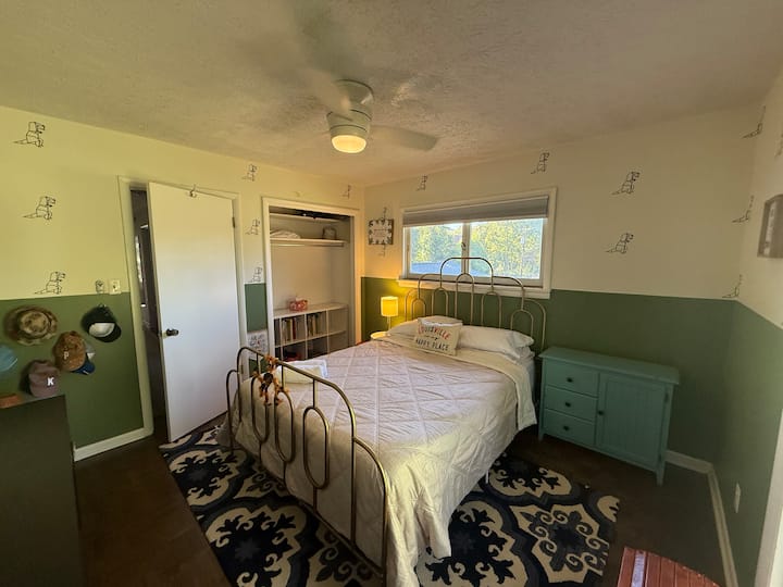 อาจเกิดอาการโนสตัลเจียขึ้นเมื่อนอนในห้องที่น่ากลัวนี้ สติกเกอร์ไดโนส่องสว่างในที่มืด (จะเห็นได้ในเวลากลางคืนเท่านั้น) และของเล่นวินเทจบางชิ้นประดับประดาภนังและชั้นวางในห้องนอนขนาดควีนไซส์นี้