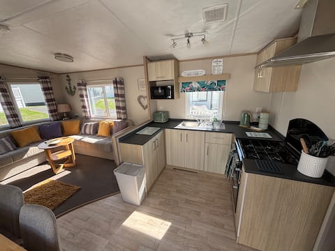 Successful Airbnb property: Kodas Retreat Pet Friendly Caravan Shorefield Park in Milford On Sea