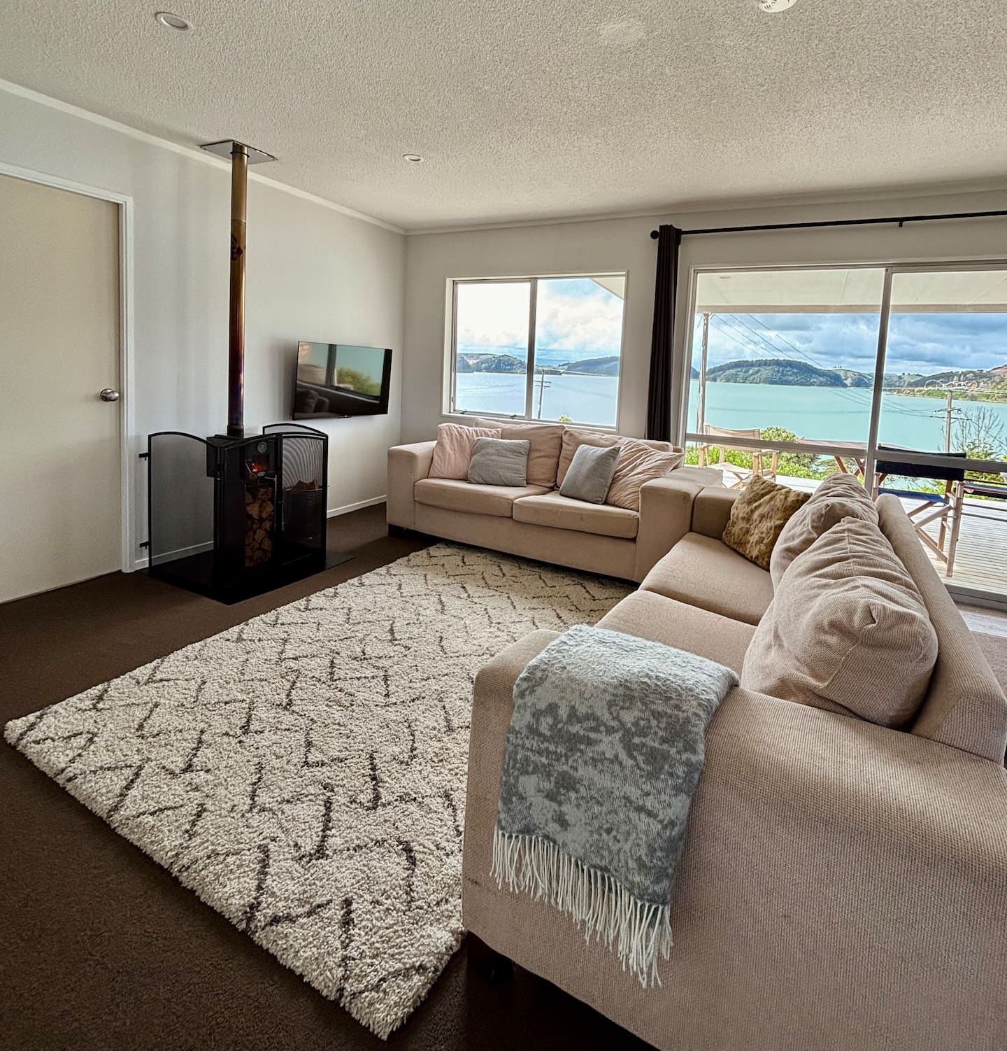 Remote Waterfront Bach Retreat 3