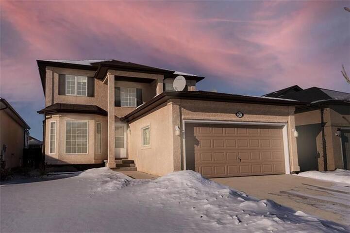 Entire house in richmond west gallery image 3