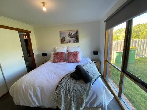 4 bedroom luxury home with spa + arcade + king bed