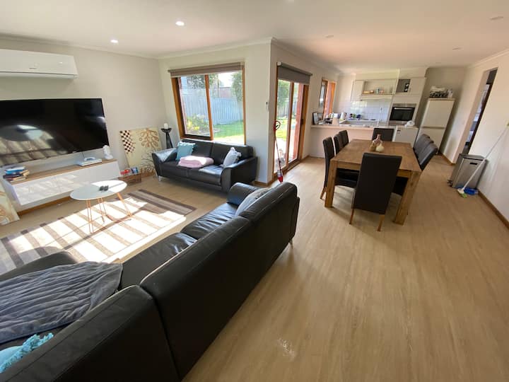 Renovated 4 Bed Home With Spa+ King Bed Sleeps 10 - Portland
