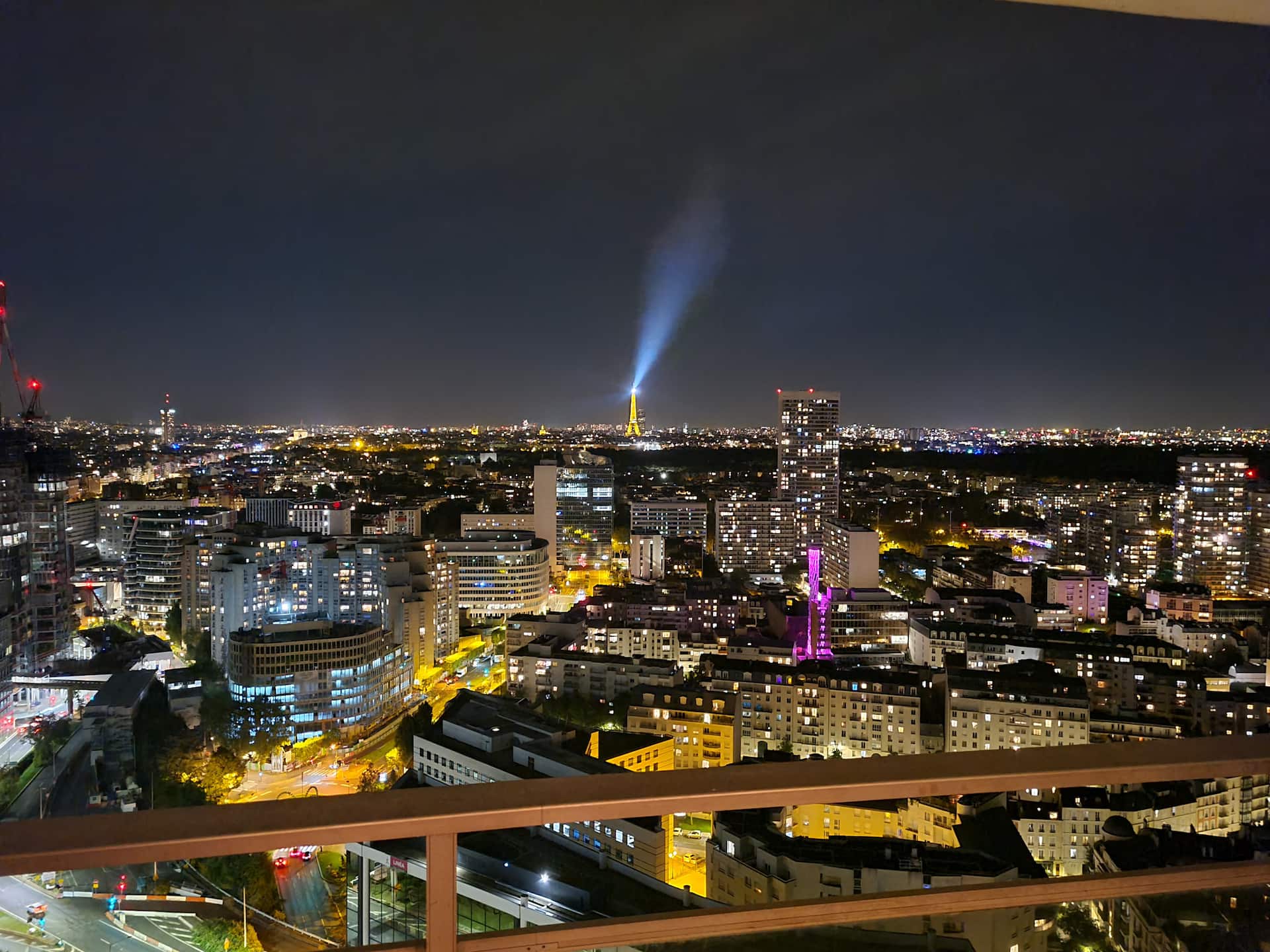 Quiet, bright and stylish cocoon with view of Paris