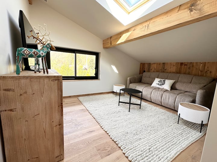 Диванът се разтяга до двойно легло 