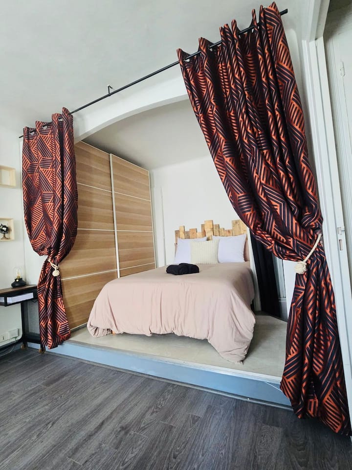 Krevat dopio me një gardërobë të madhe në dispozicionin tënd. Jastëkët dhe një jastëk ruhen për netët më të ftohta.

Banja është pas perdes.