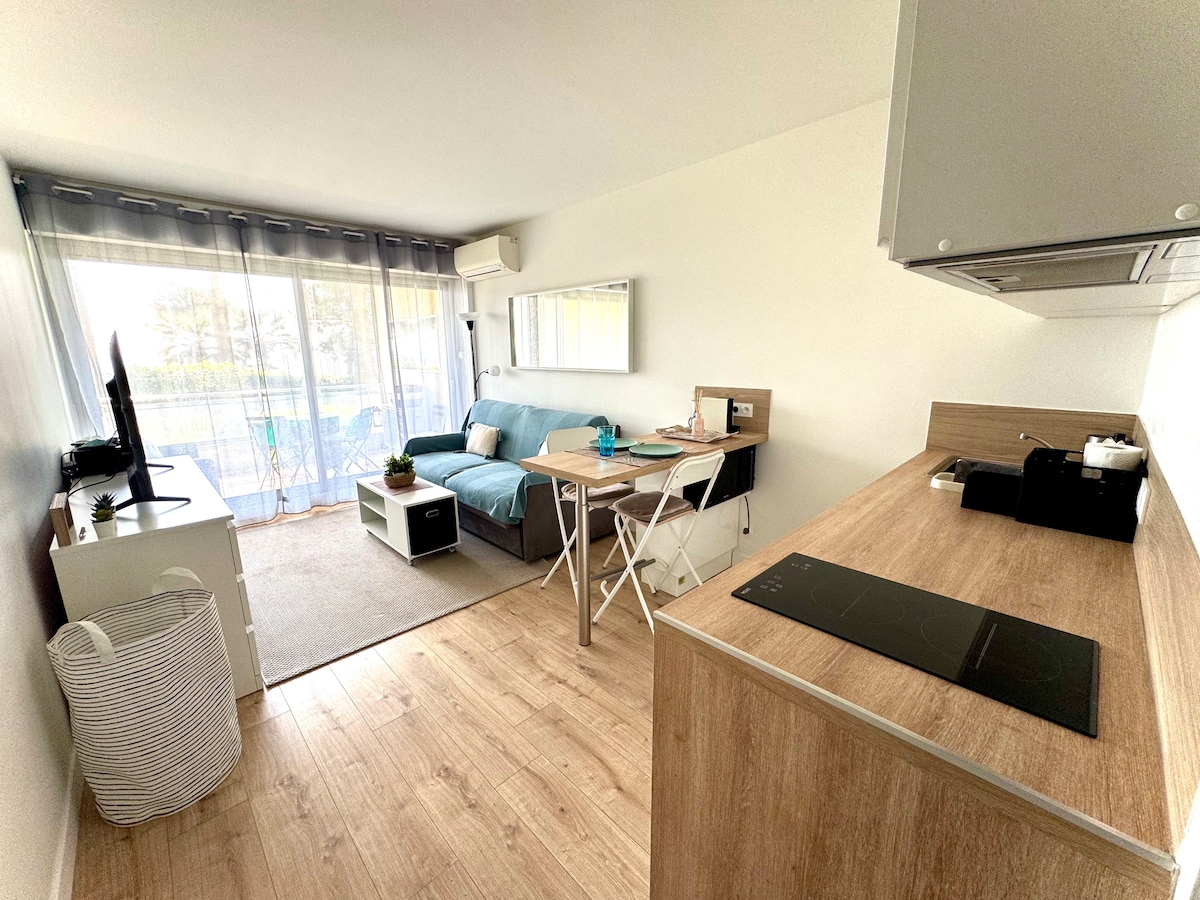 Annonce Airbnb populaire: Magnificent studio with sea view à Cannes