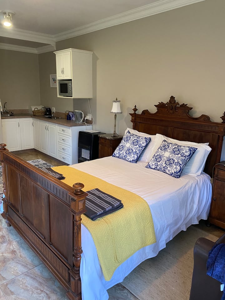 Bračni krevet u seoskoj kućici 