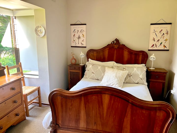 Soba za ptice - soba 2 u glavnoj kući. To nazivamo sobom s pogledom. Blokirajte rolete, ali najbolje je da ih ranije otvorite kako biste živjeli uz pjev ptica dok još uvijek ležite u krevetu. 