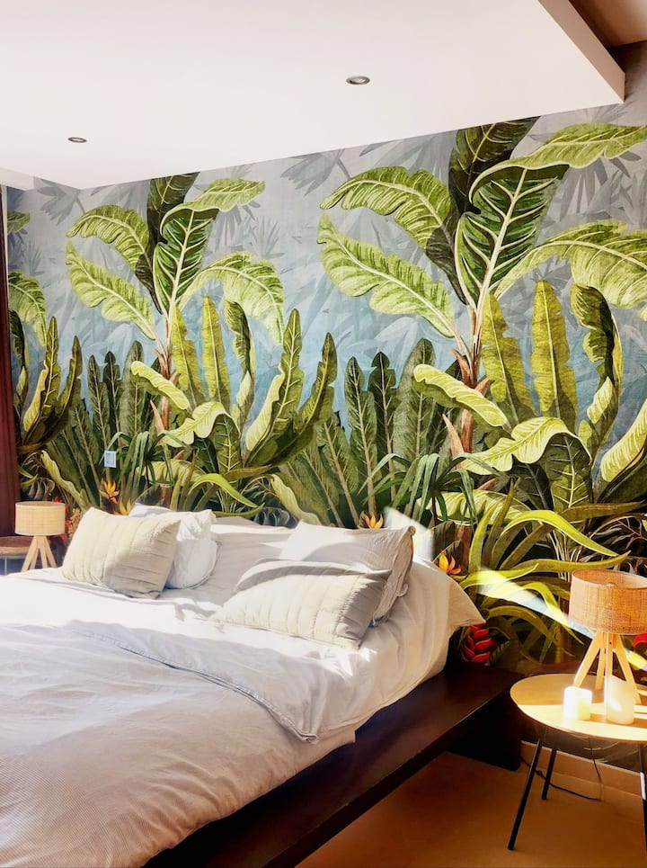 habitación muy soleada con vistas al mar y cuarto de baño con ducha privada