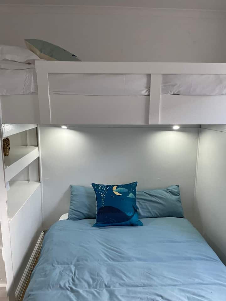 Дизајнирана да биде прекрасен простор за деца или возрасни, оваа соба има кревети на спрат со единечен кревет над двоен кревет.