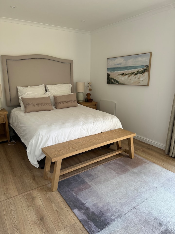 Оваа пространа соба нуди доволно простор во шкафот и има удобен брачен кревет (широк 150-179 см) со луксузна постелнина. За тие постудени месеци, ќе најдете дополнително греење и ќебиња достапни во шкафот.