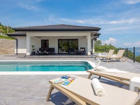 Beautiful Villa Mantis