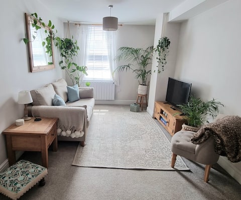 Popular Airbnb listing: Home from Home in Central Cheltenham in Charlton Kings
