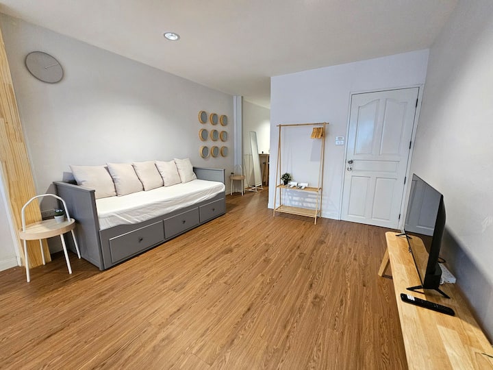 ספה נפתחת בחלק המגורים של החדר