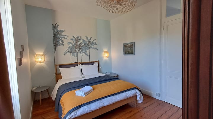 Chambre D'hôte Et Salon à 3 ' De La Mer.
62 Euros - La Rochelle