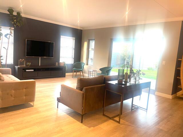 Beautiful home in Durbanville gallery image 5