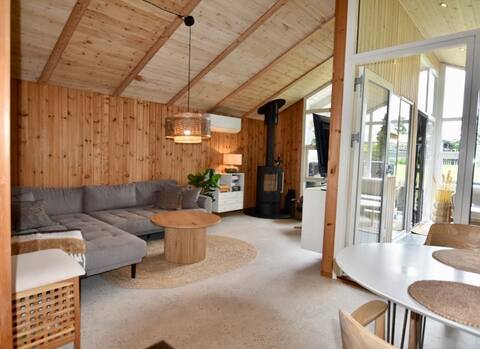 Family-friendly cottage in the 2nd row