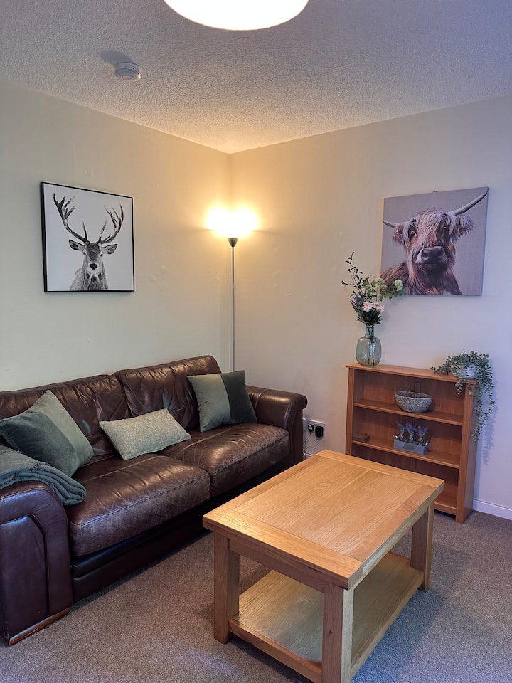 Sunny Apartment By The Canal - Loch Ness