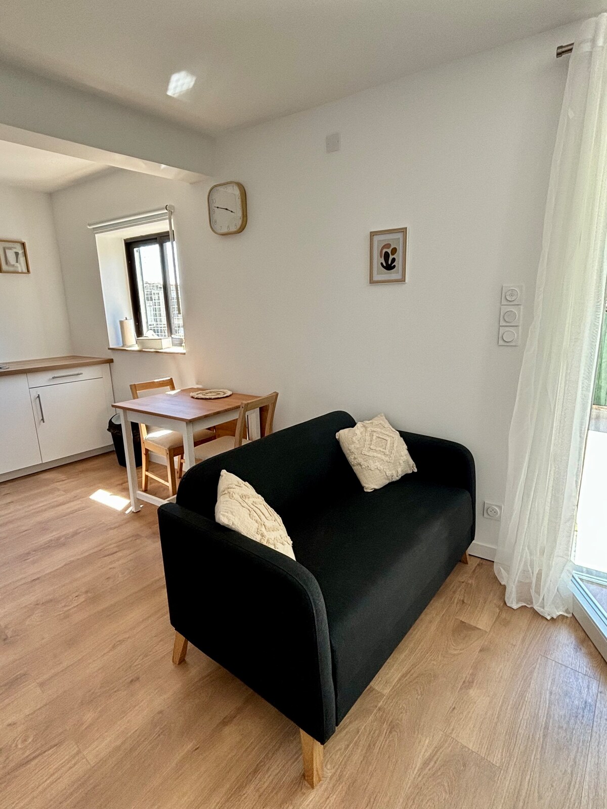 Successful Airbnb property: Azure blue studio in the city center with terrace in Gréoux Les Bains