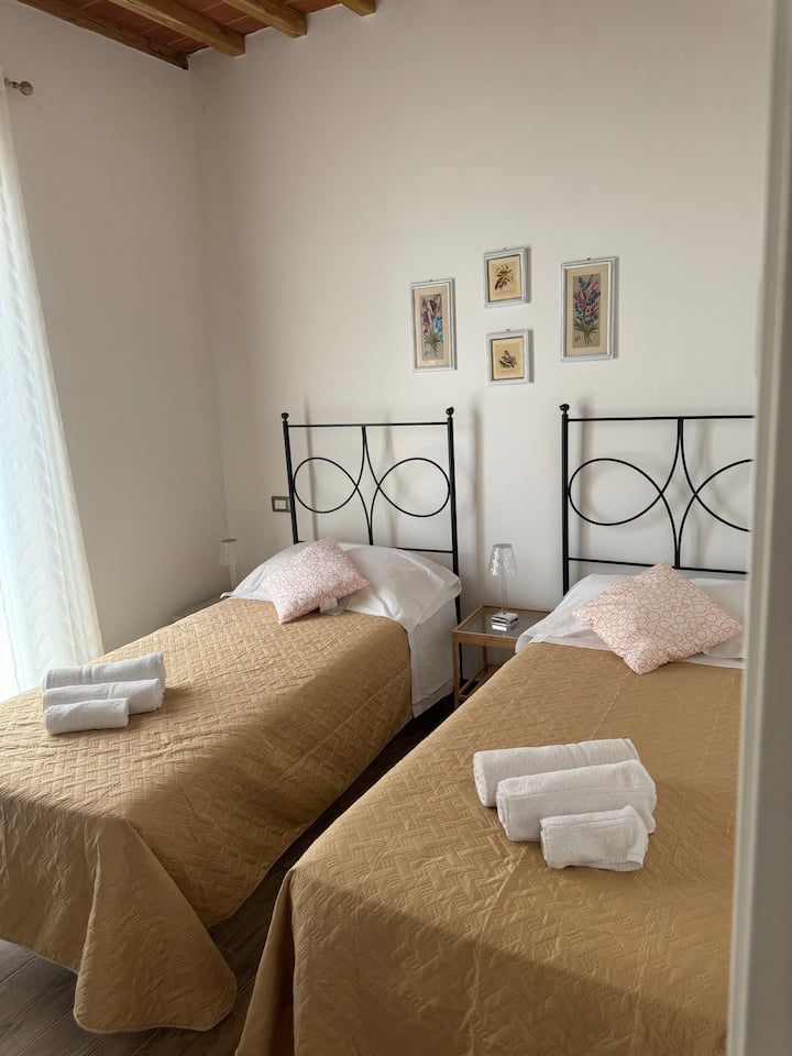 Táto izba má výhľad na záhradu domu.