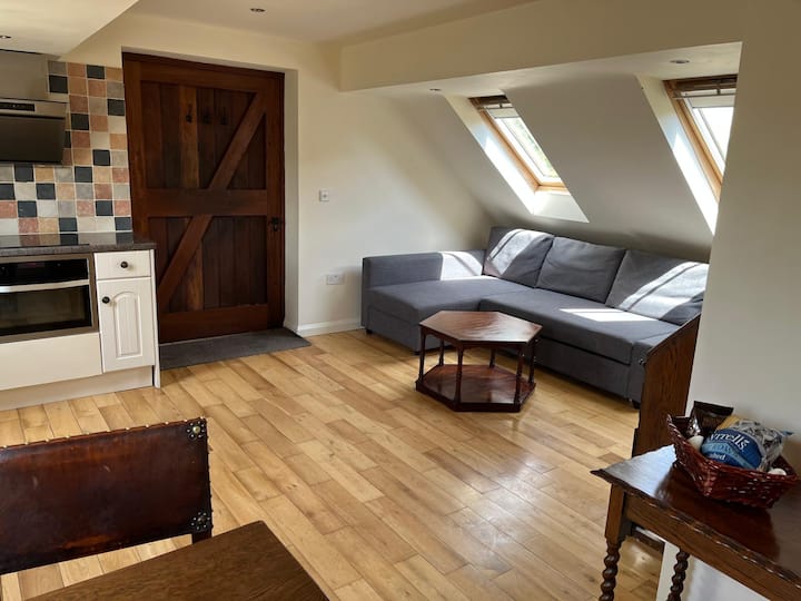 Self Contained Flat In Village Location - 에식스