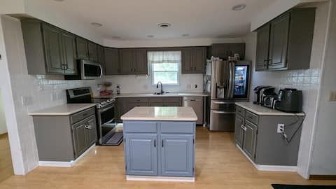 Spacious Executive Suite only 4 miles from airport