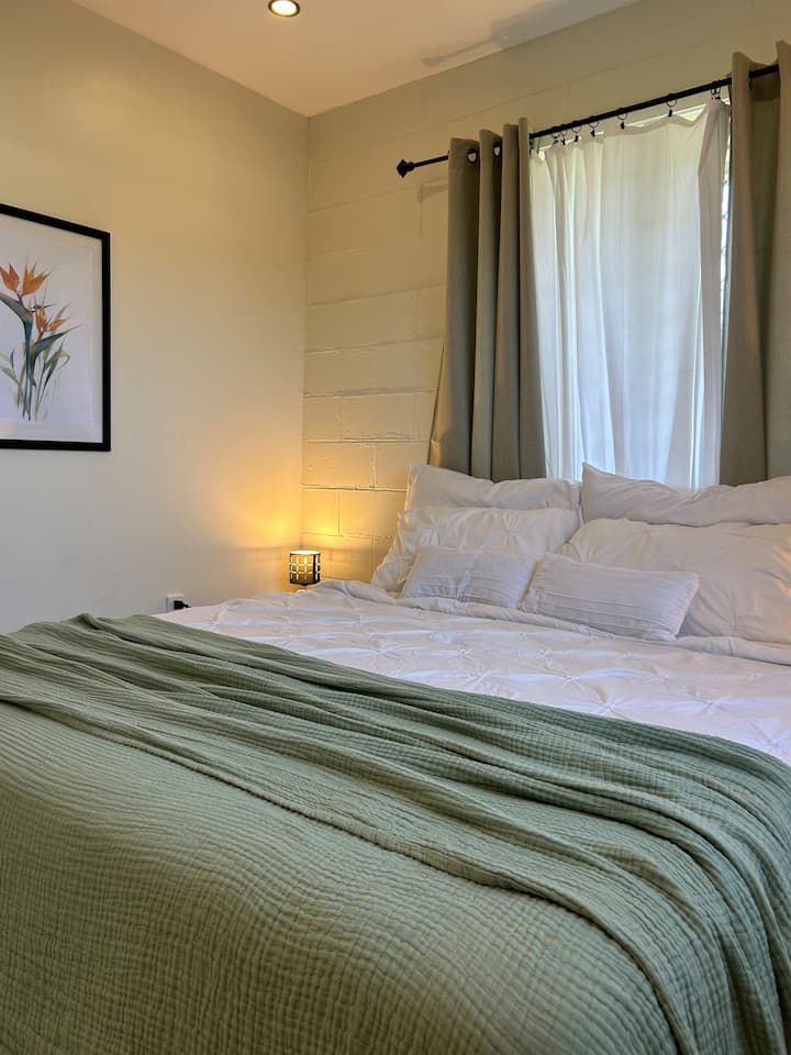 ベッドルーム1と同じように、お子様やお姉様もアップグレードされた枕とリネンを備えた快適なキングサイズのベッドで至福の休息をお楽しみいただけます。エアコンとシーリングファン、遮光カーテン、ラグ、新鮮な島の空気を取り込むのに十分な窓、そしてたくさんの収納スペース。