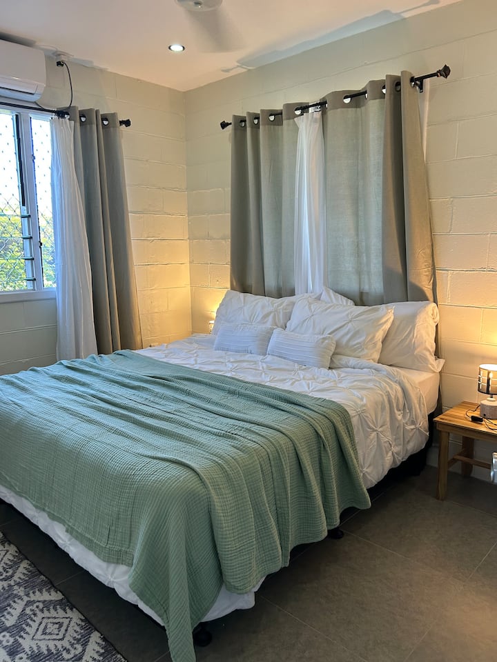 アップグレードされた枕とリネンを備えた快適なキングサイズのベッドでゆっくりお休みください。涼しく過ごせるエアコンと天井ファン、快適な暗色のカーテン、ラグ、新鮮な島の空気を取り入れるのに十分な窓、たくさんの収納スペース。