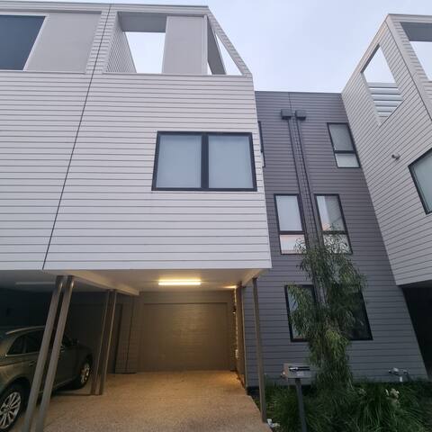 Cosy and comfortable family home across the lake gallery image 2