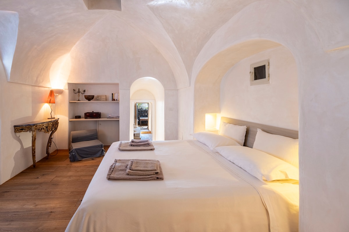 Habitación doble, con un estante de madera y un nicho de mampostería para guardar tu ropa y cortina opaca para un mejor descanso.