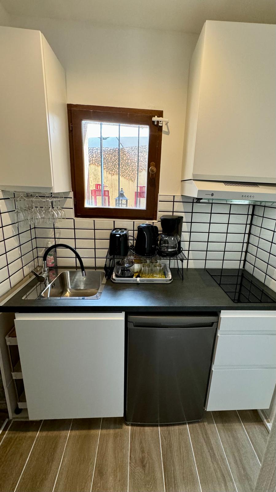Top performing Airbnb: center/train station, new independent 2 bedroom in Croix D'argent