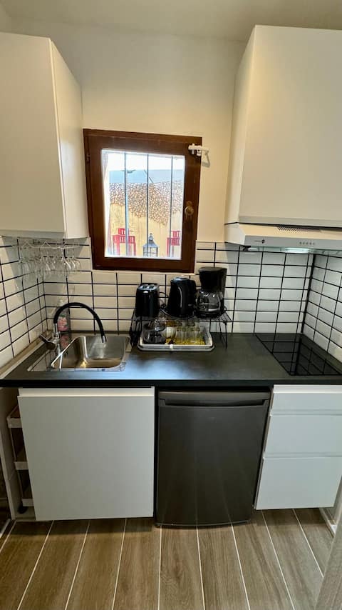 Airbnb performant: center/train station, new independent 2 bedroom à Croix D'argent