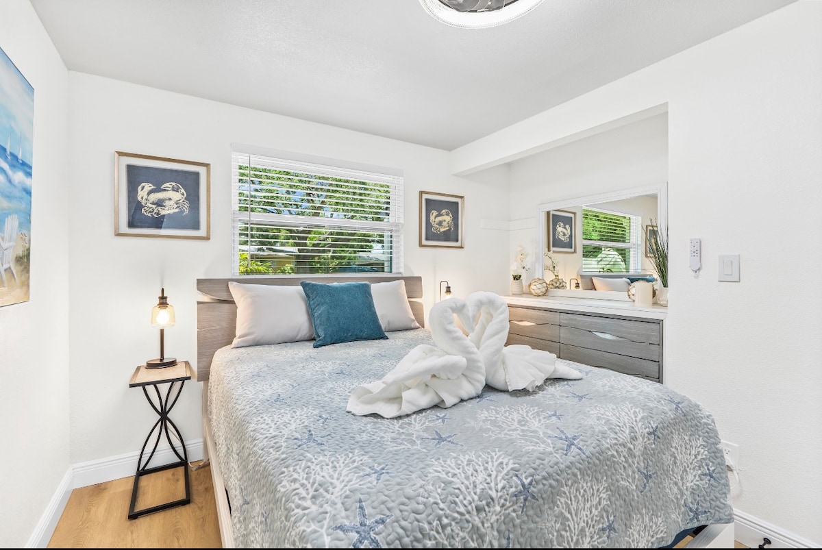 Útulná menšia manželská posteľ s veľkou komodou a zrkadlom, ideálna na prípravu na noc vonku. #GetReadyInStyle #CozyComfort