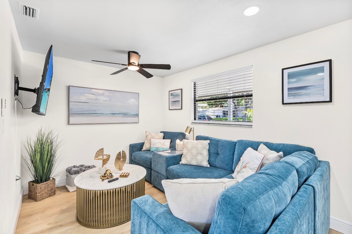 Útulná obývacia izba s priestranným sekčným gaučom a televízorom, ideálna na relaxáciu a zábavu. #ComfyLiving #RelaxInStyle