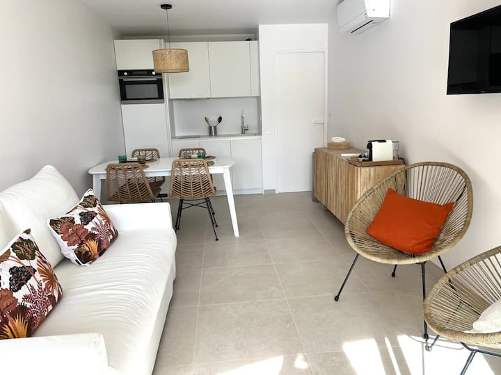 Pieds Dans L’eau T2+coin Cabine - Le Lavandou
