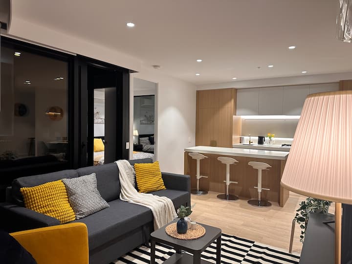Sky-high 2-bed Apt With Pool & Views - Box Hill