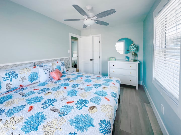 This can be converted into 2 beds upon request. 